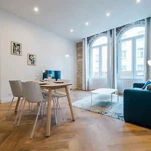 Bright And Peaceful T2 In Town Center Ail Lyon
